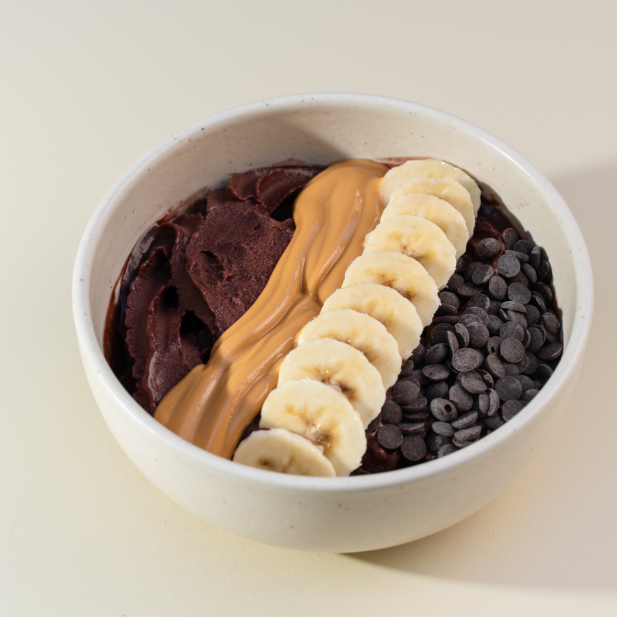 Produktfoto: Açaí Bowl mit Erdnussbutter, Banane und Schokodrops für Lieferdienste
