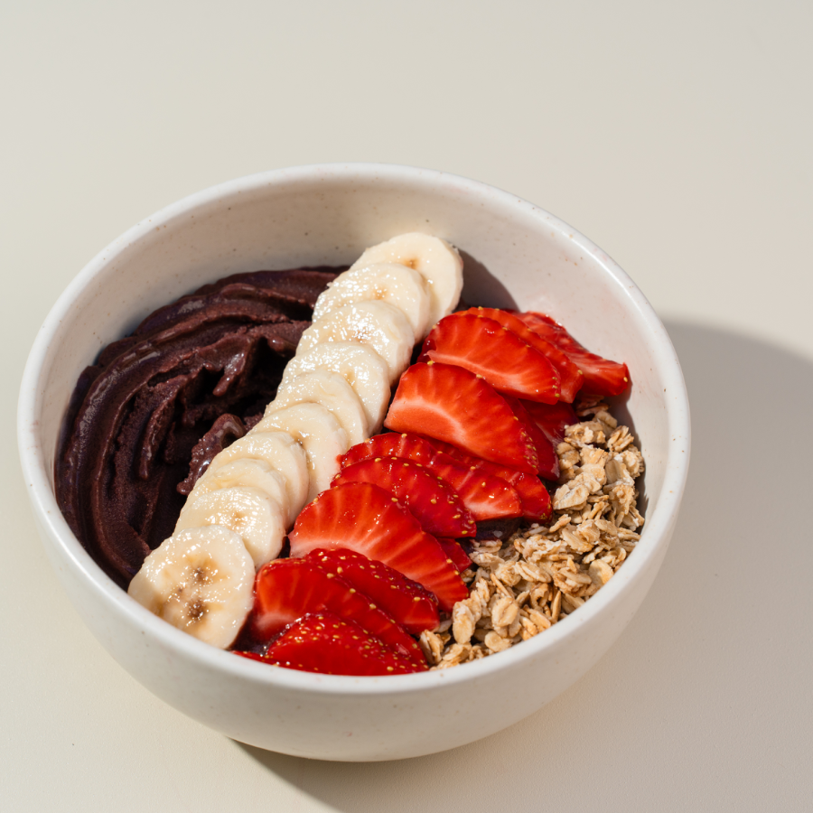 Produktfoto: Açaí Bowl mit Banane, Erdbeeren und Granola für Lieferdienste
