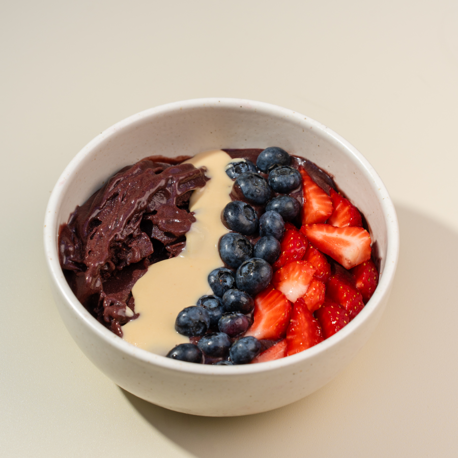 Produktfoto: Açaí Bowl mit Blaubeeren und Erdbeeren für Lieferdienste